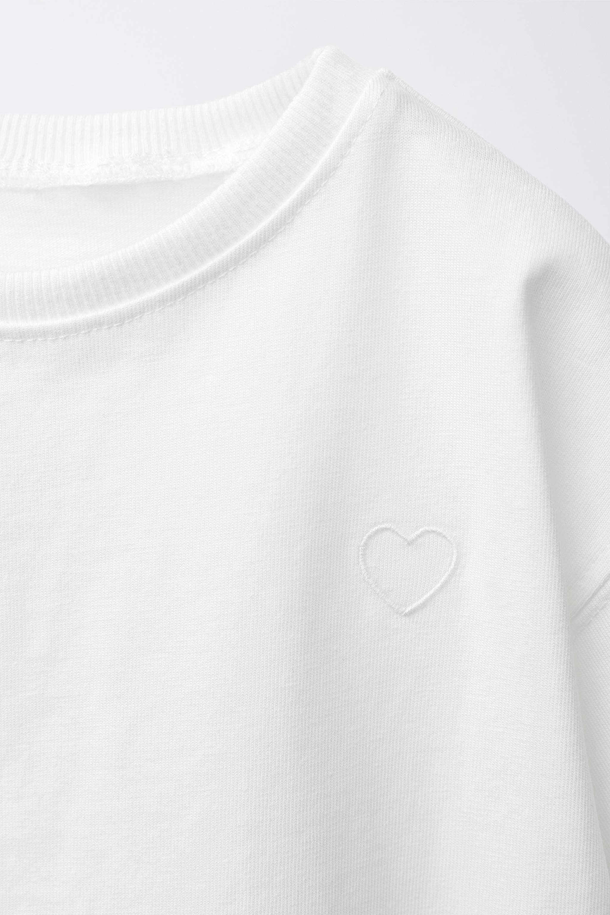 T-SHIRT BASIQUE CŒUR BRODÉ